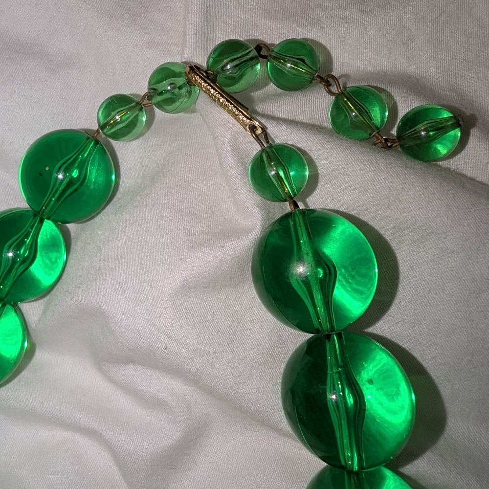 EVC CHUNKY GREEN POOLS OF LIGHT LUCITE NECKLACE - Picture 3 of 5